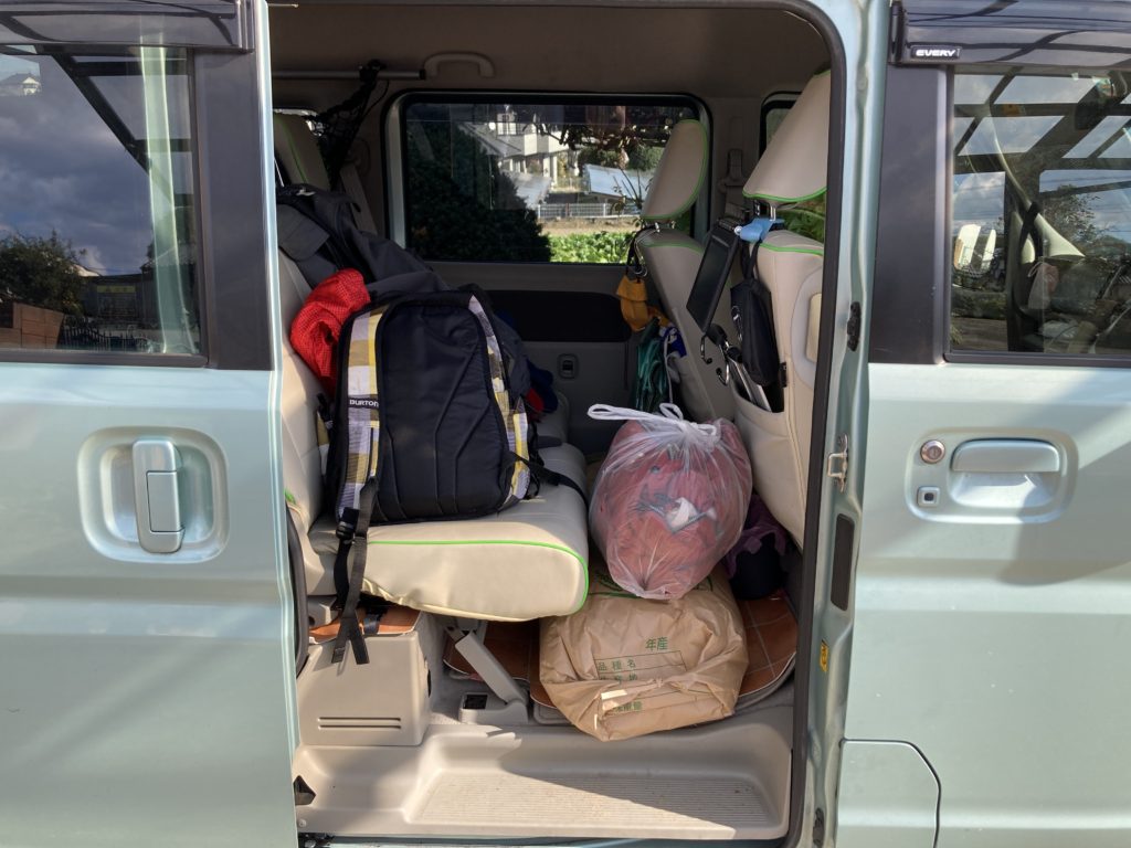 エブリイワゴンで行く東京アクアライン「海ほたるパーキングエリア」車中泊の二列目の荷物