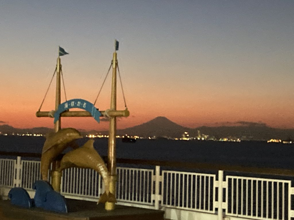 「海ほたるパーキングエリア」展望デッキから見える富士山
