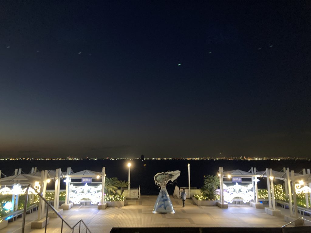 「海ほたるパーキングエリア」の展望デッキから見える夜景