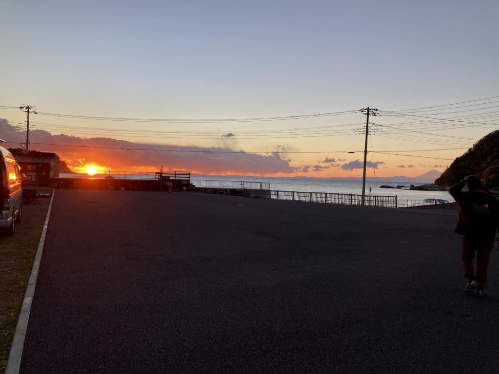 RVパークとみうらで見える海に落ちる夕日