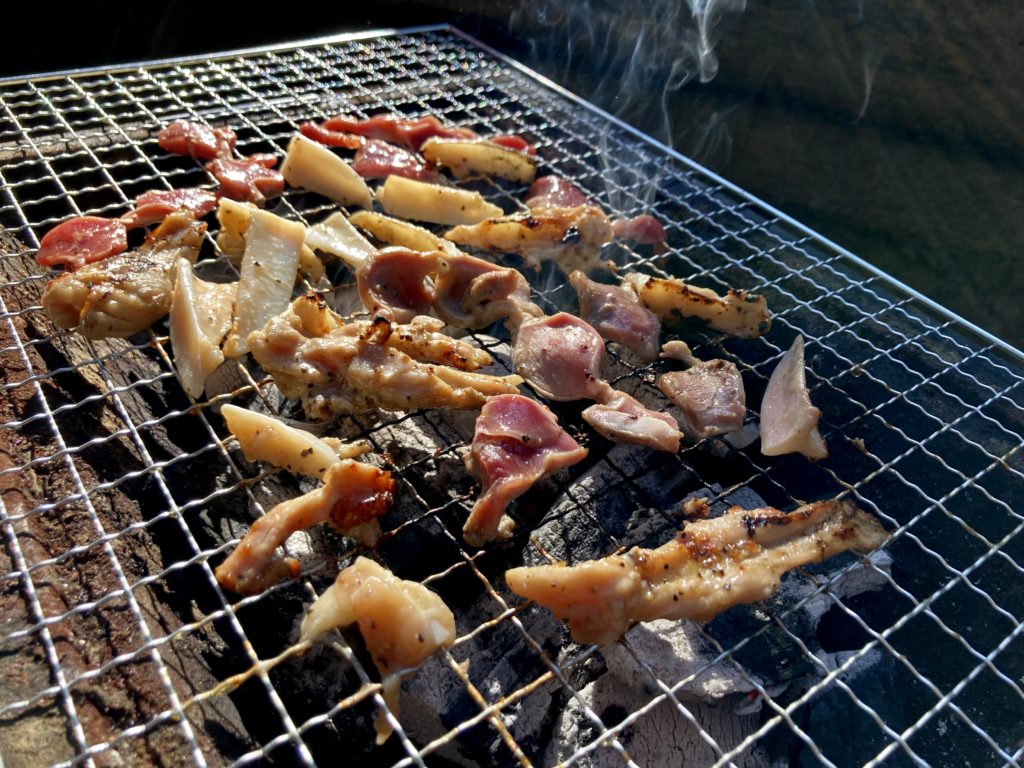 観音山キャンプパークジョイナスのバンガローのバーベキュー　鳥肉