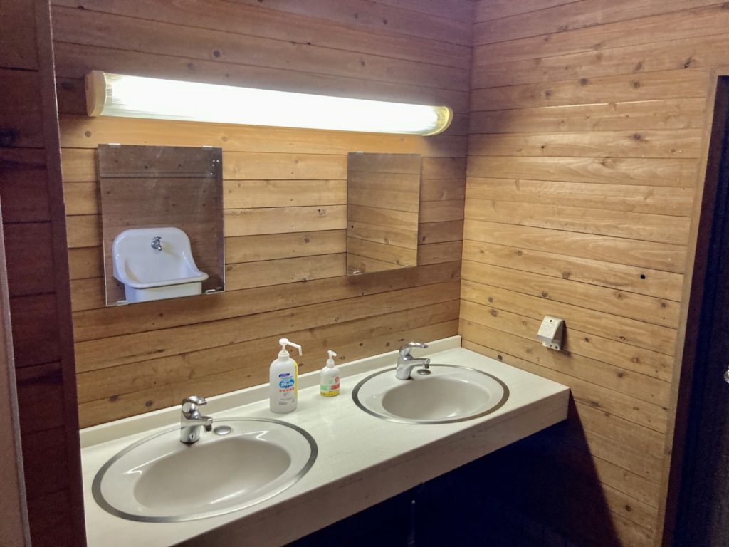 観音山キャンプパークジョイナスのオートキャンプサイト側のトイレの洗面