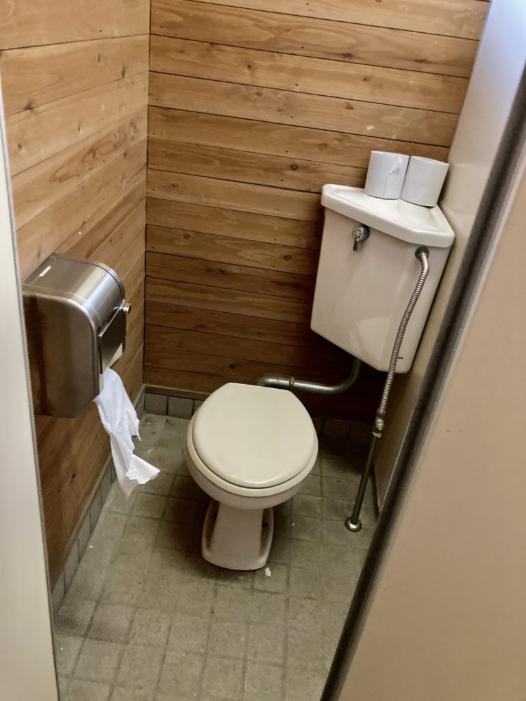 観音山キャンプパークジョイナスのオートキャンプサイト側のトイレの便座はウオシュレット無し