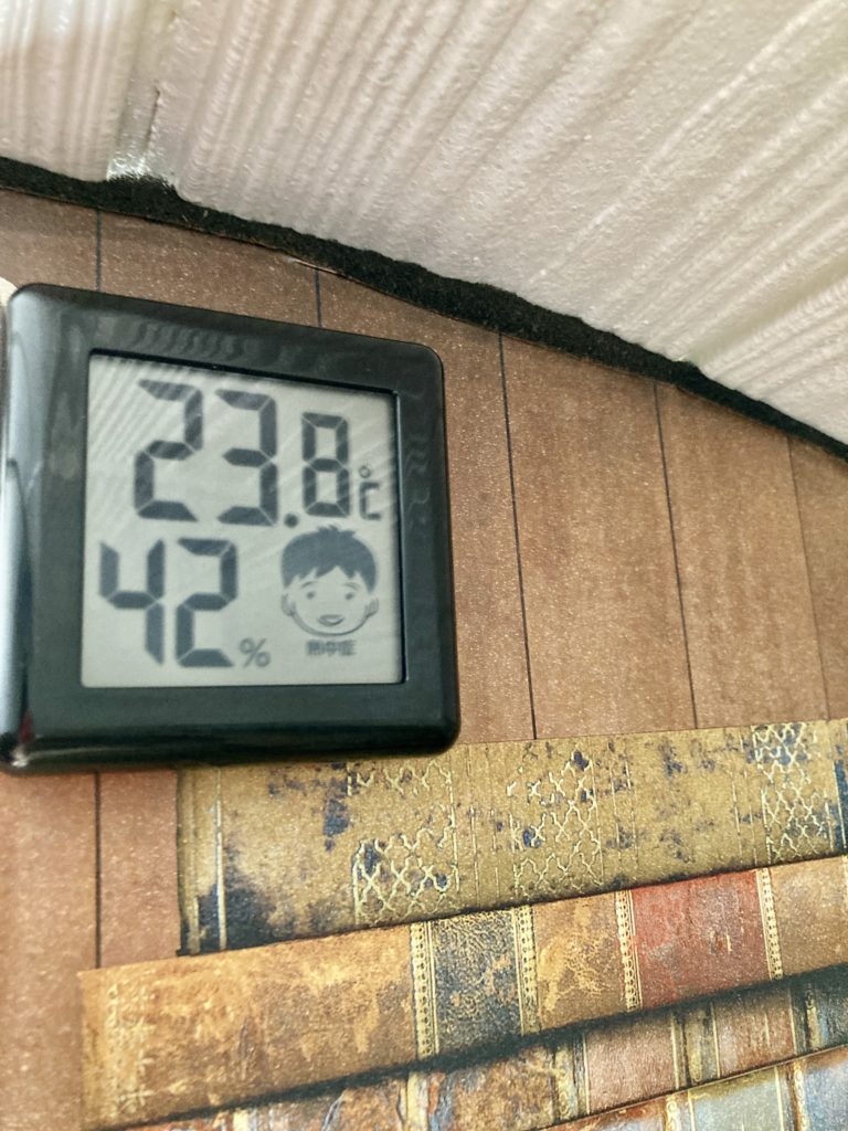 軽キャンピングトレーラーの幌馬車くんで行く3月のキャンプ場での室内温度（セラミックヒーター暖房）