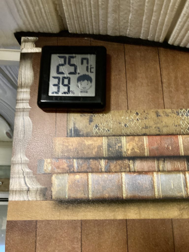 軽キャンピングトレーラーの幌馬車くんで行く3月のキャンプでセラミックヒーター付けた時の室内温度は25℃