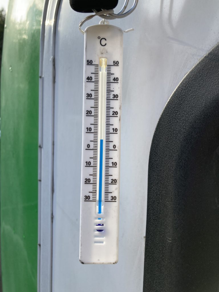 軽キャンピングトレーラーの幌馬車くんで行く3月キャンプの外の気温は6℃
