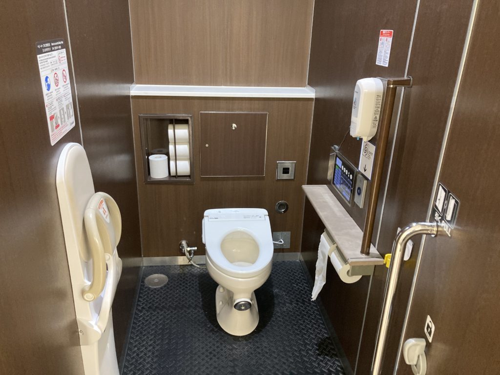 海老名サービスエリア車中泊でのトイレは24時間空いています。便座はウオシュレット付き。液晶操作パネル