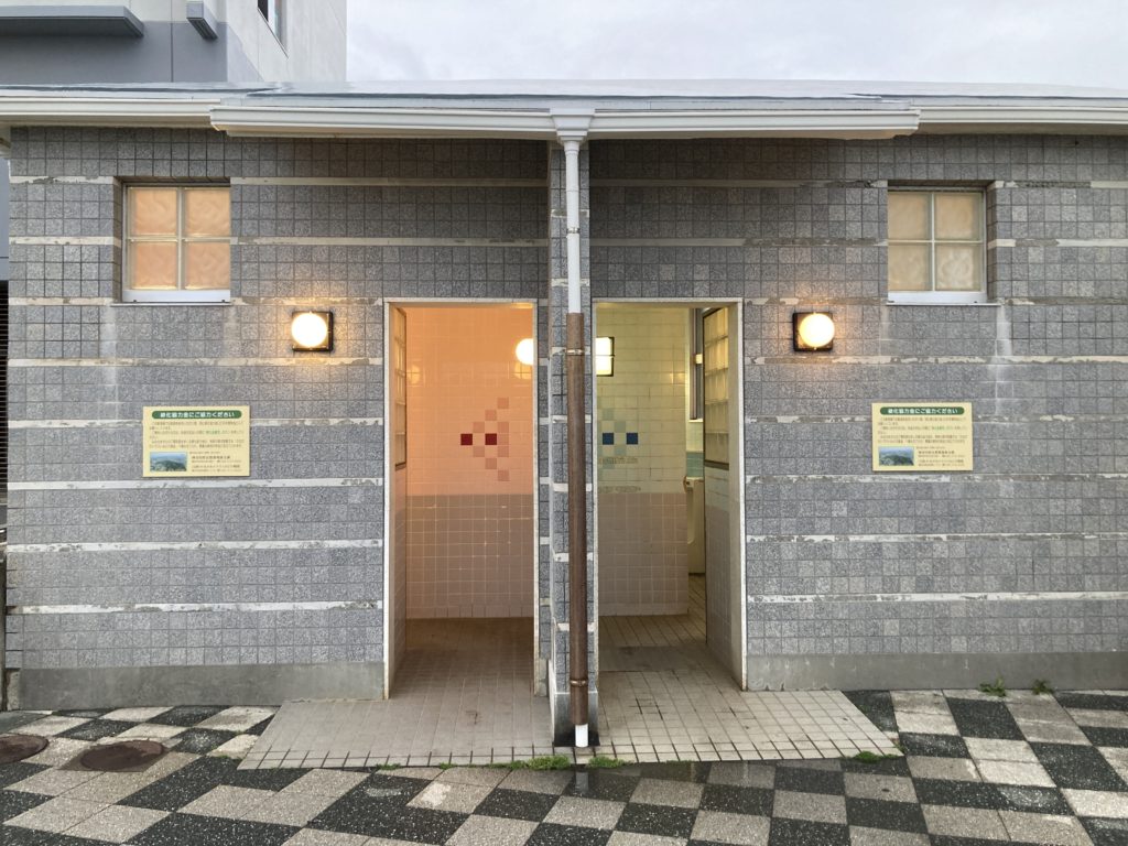 江の島「湘南港臨港道路附属駐車場」のトイレの正面