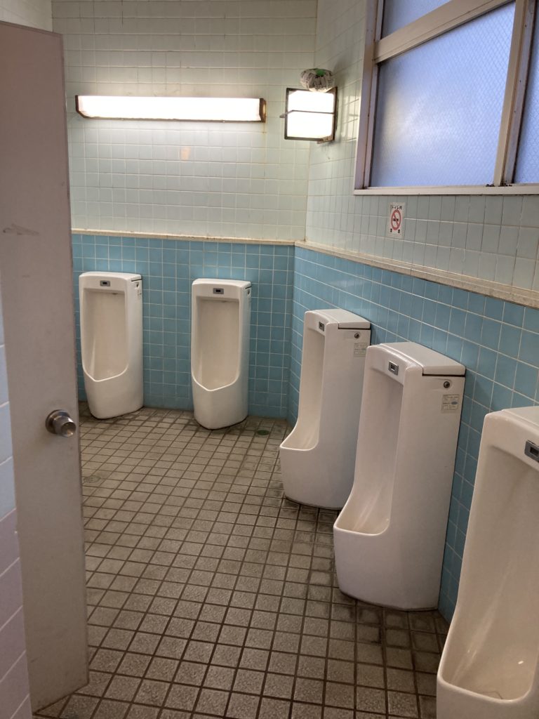 江の島「湘南港臨港道路附属駐車場」のトイレの男子トイレ