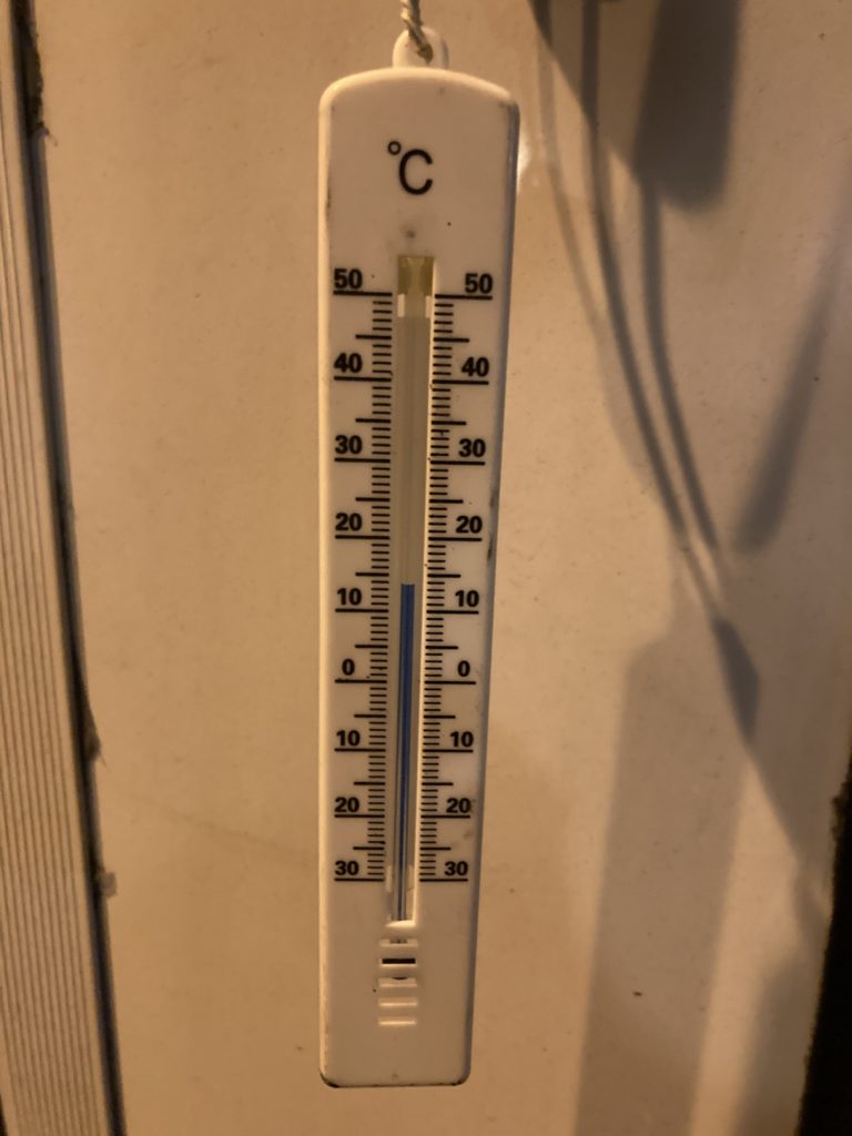 江の島「湘南港臨港道路附属駐車場」の4月の夜の気温は14℃