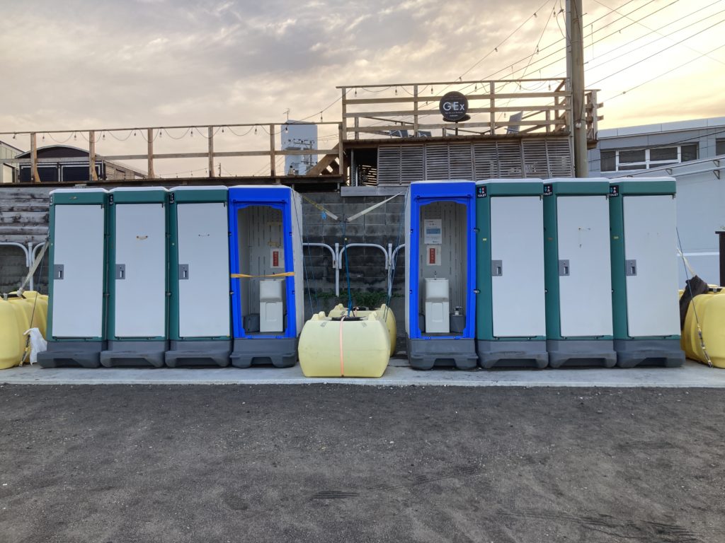 横須賀「和田長浜海岸駐車場」の仮設トイレの外観