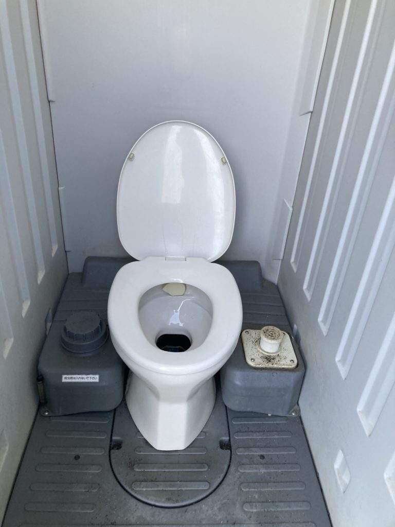 横須賀「和田長浜海岸駐車場」の仮設トイレの便座は洋式（ウオシュレットは当然無し）