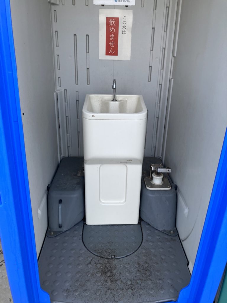 横須賀「和田長浜海岸駐車場」の仮設トイレの手洗い場（水は飲めないが手は洗える）
