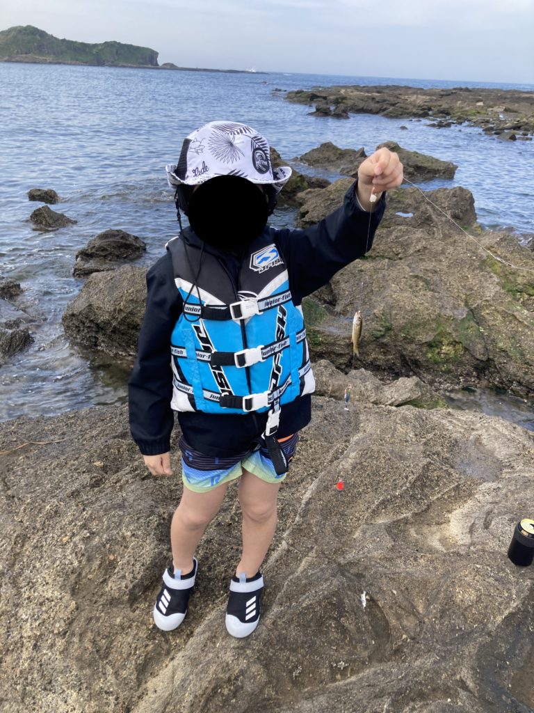 和田長浜海岸駐車場から歩いていける釣り場で魚を釣る