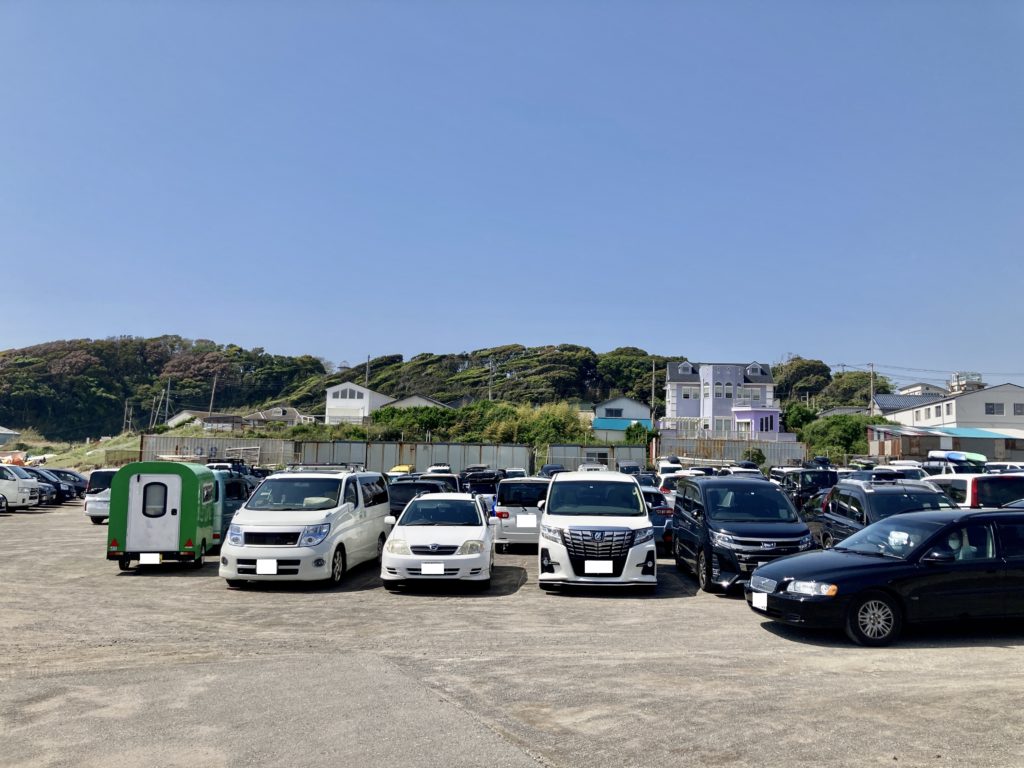 軽キャンピングトレーラーの幌馬車くんで行く横須賀「和田長浜海岸駐車場」の昼の混雑度