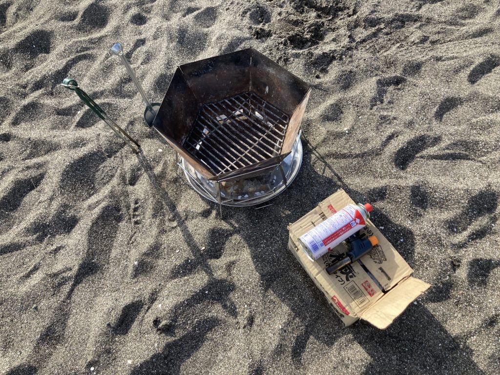 横須賀「和田長浜海岸」でキャンプで焚火を準備
