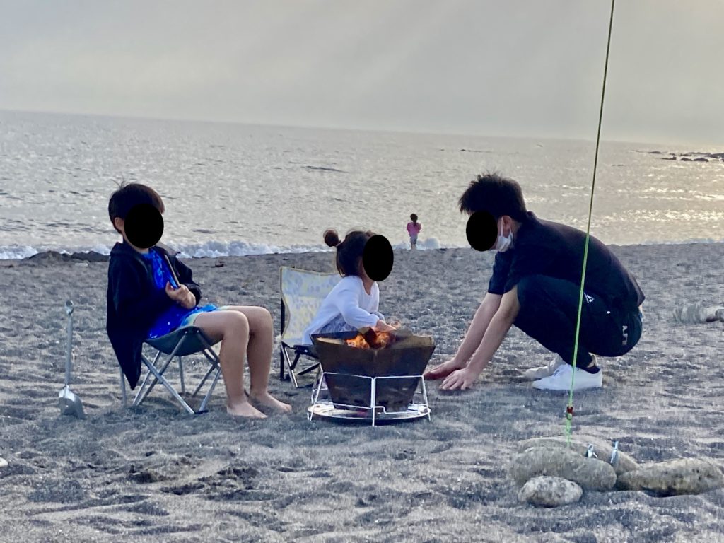 横須賀「和田長浜海岸」でキャンプで焚火を楽しむ子供達と親子