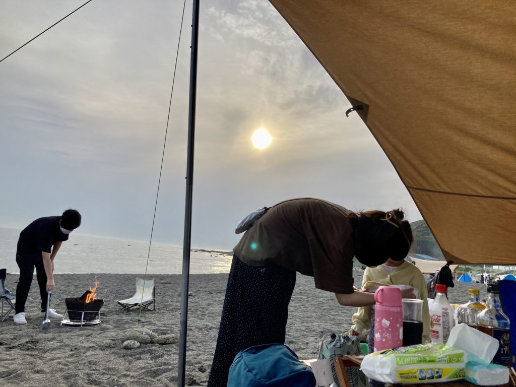 横須賀「和田長浜海岸」でキャンプでの夕暮れ