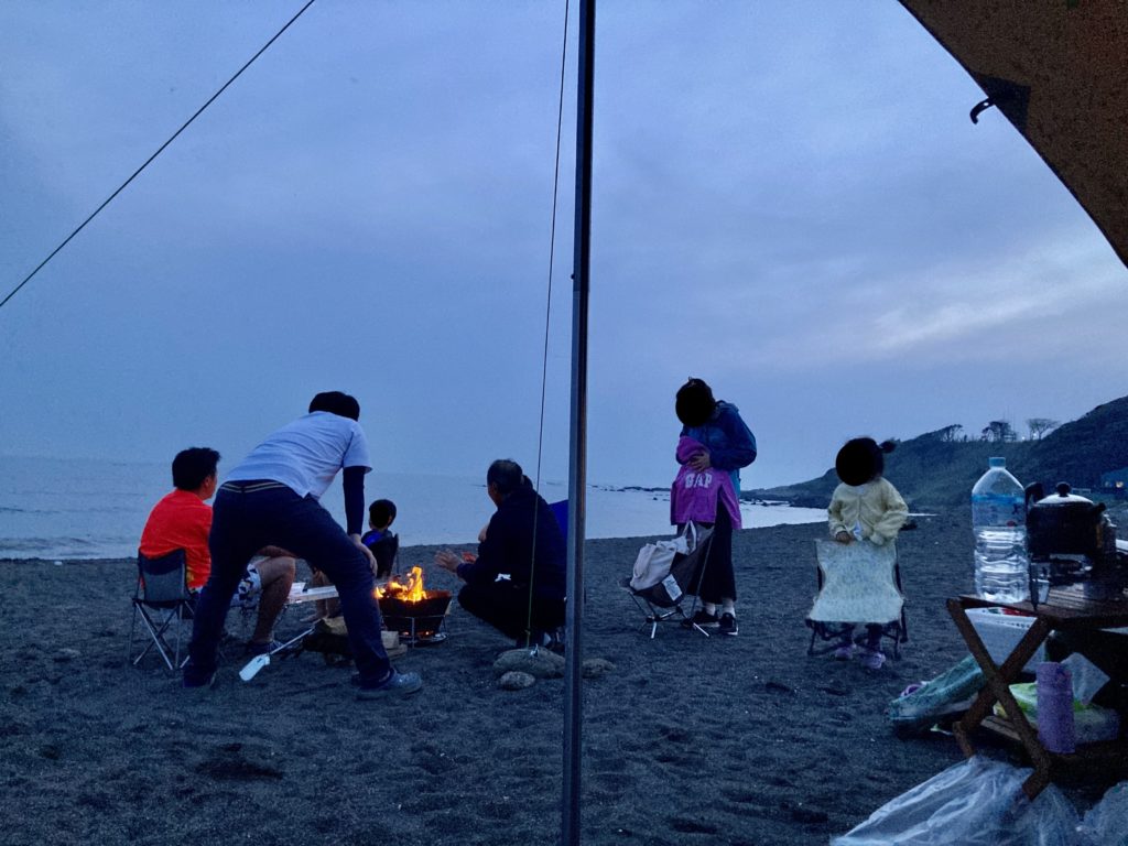 横須賀「和田長浜海岸」でキャンプで焚火を楽しむ子供達と親