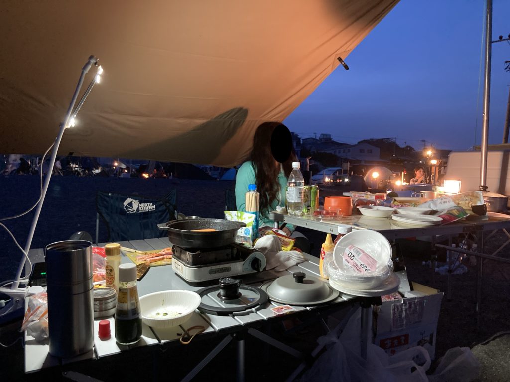 横須賀「和田長浜海岸」でキャンプで焚火を楽しむ夜