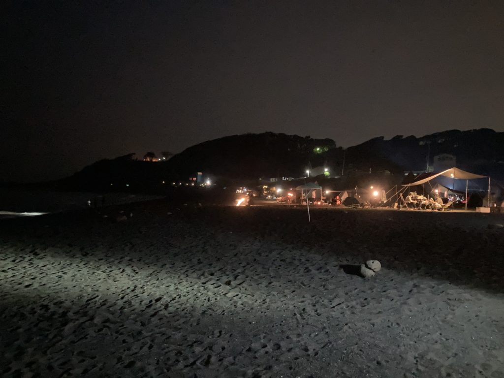 横須賀「和田長浜海岸」の夜のキャンパー風景