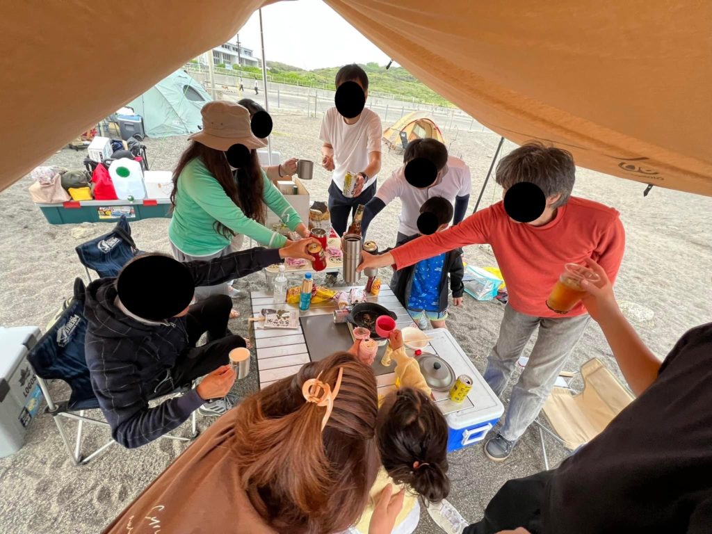 横須賀「和田長浜海岸」でキャンプで宴会開始