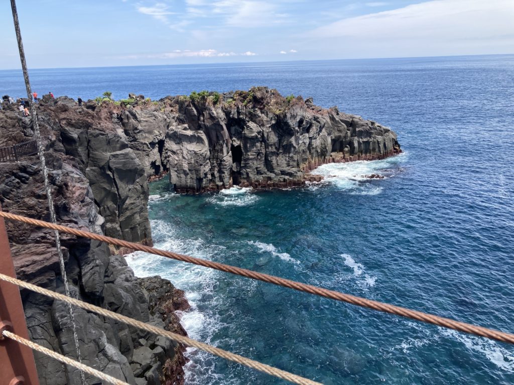 城ケ崎海岸の有名な吊り橋「門脇吊り橋」から見た海