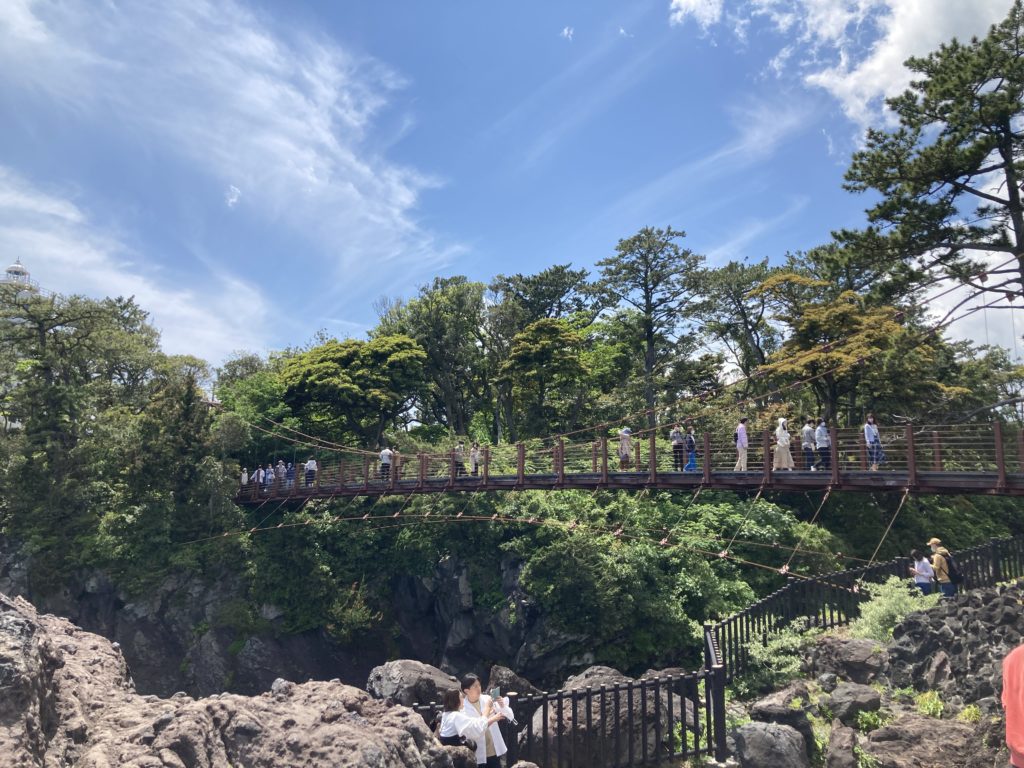 城ケ崎海岸の有名な吊り橋は「門脇吊り橋」という名称