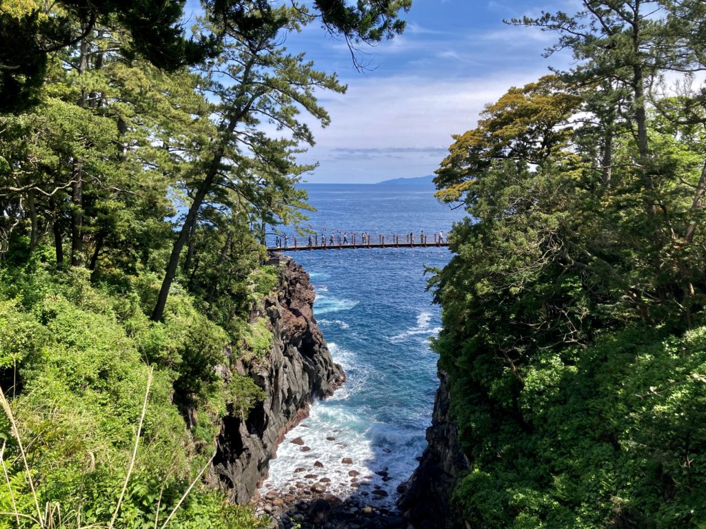 城ケ崎海岸の有名な吊り橋は「門脇吊り橋」という名称で有名なシーン