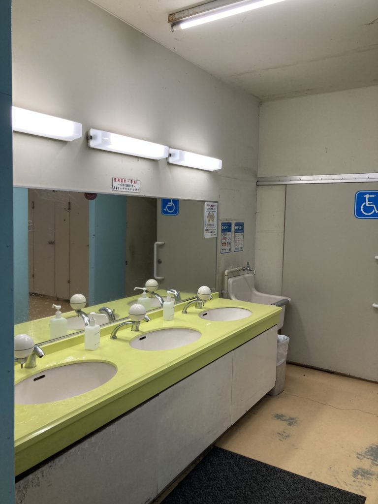 伊豆の道の駅「伊東マリンタウン」の24時間利用できる青いトイレ24の洗面