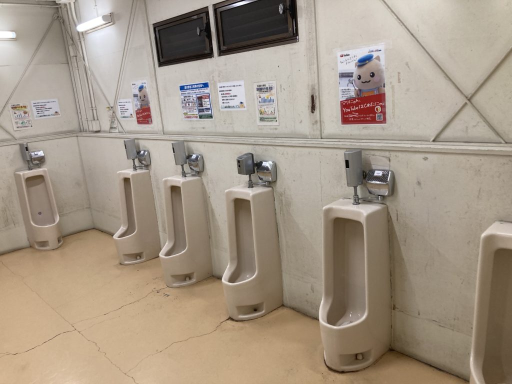 伊豆の道の駅「伊東マリンタウン」の24時間利用できる青いトイレ24の男子トイレ