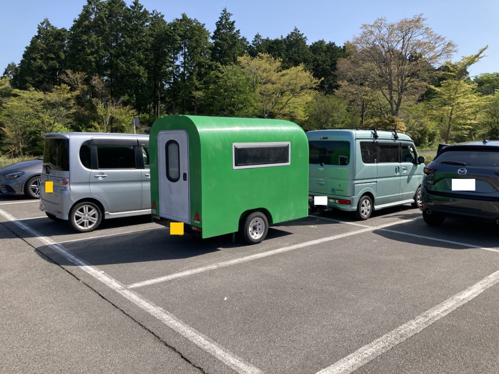 箱根ビジターセンターの駐車場に停車（この画像だけでも傾斜があるのがわかる）