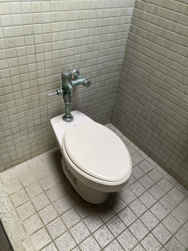 箱根ビジターセンターのトイレの便座はウオシュレット無し