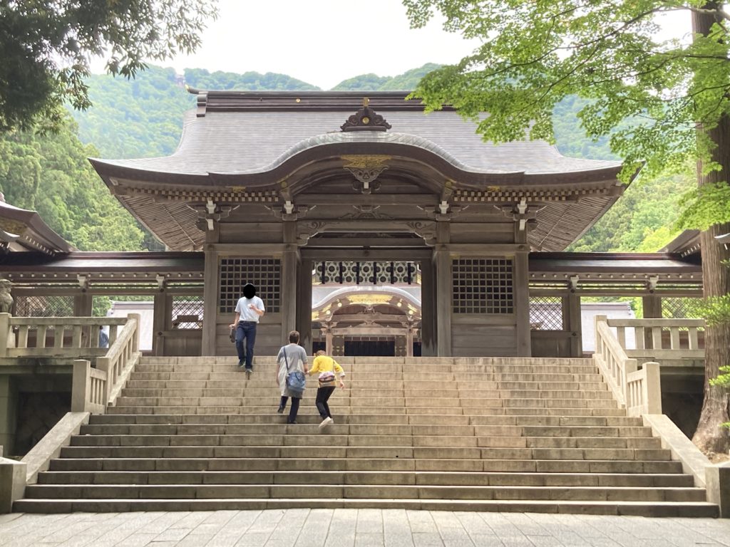 彌彦神社（やひこじんじゃ）の階段
