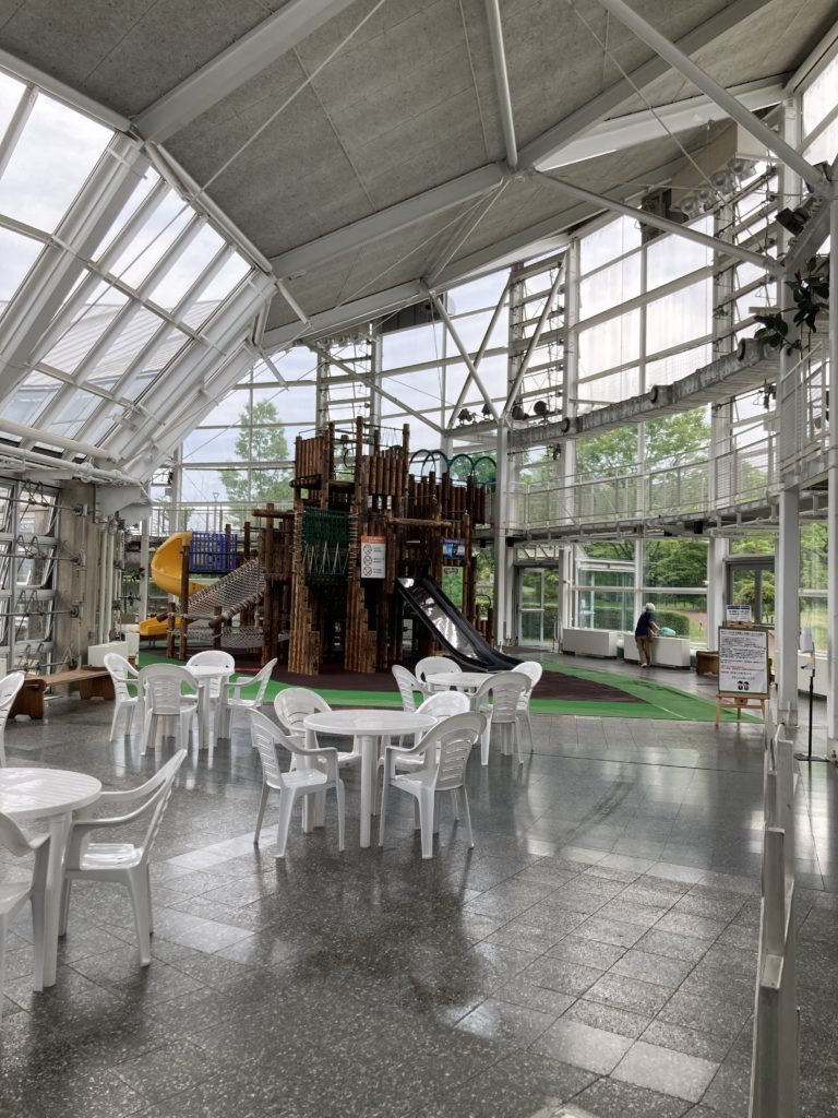 新潟ふるさと村のアピール館から直結している室内の遊具施設のグリーンハウス