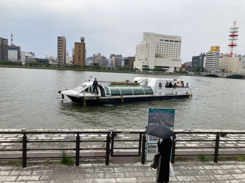 信濃川ウオーターシャトルバスの水上バス到着