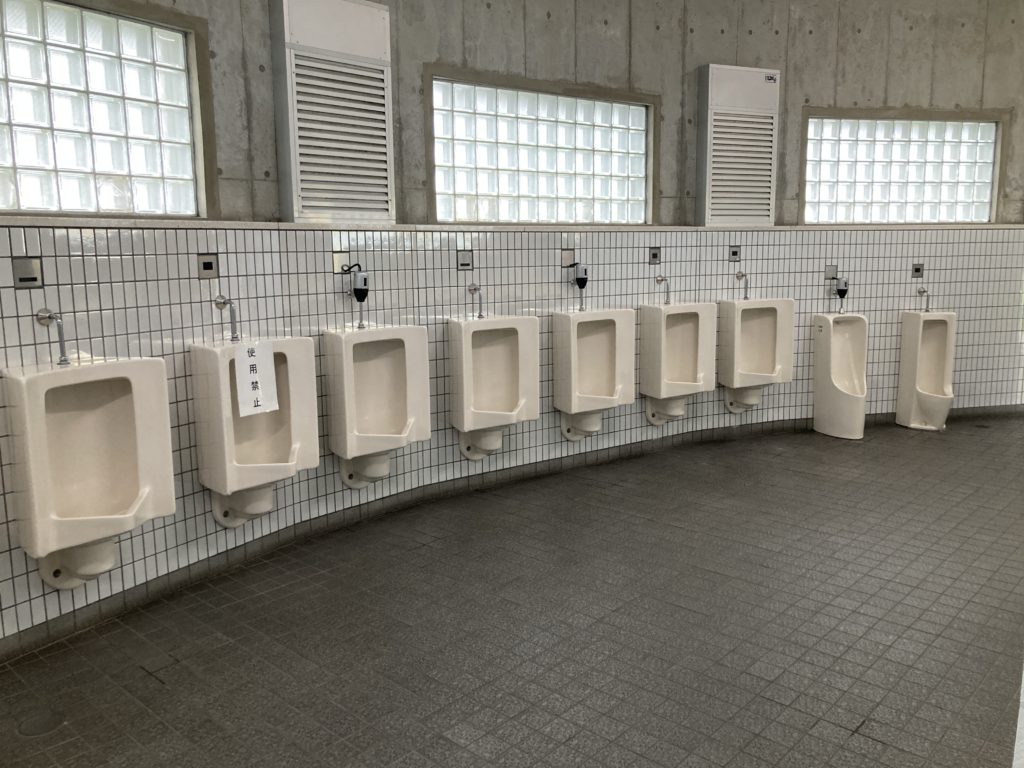 新潟ふるさと村の車中泊で駐車場の端にある24時間使えるトイレの男子トイレ