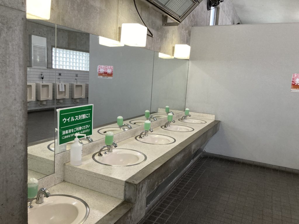 新潟ふるさと村の車中泊で駐車場の端にある24時間使えるトイレの洗面