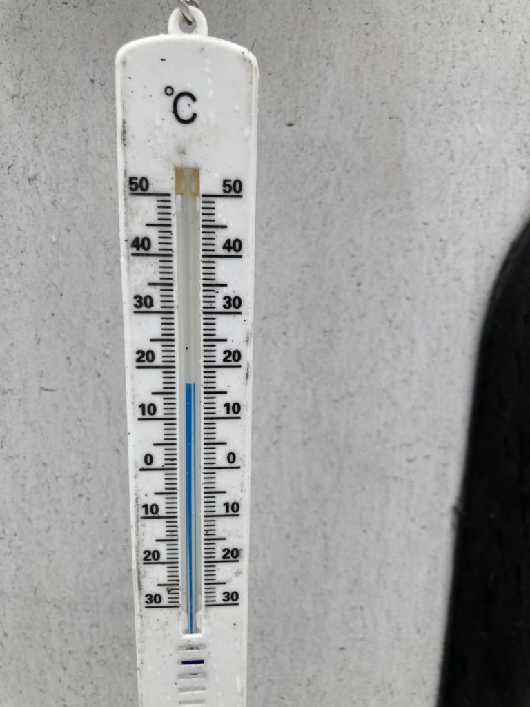 5月中旬の新潟ふるさと村のトレーラー車中泊の朝の気温は17℃