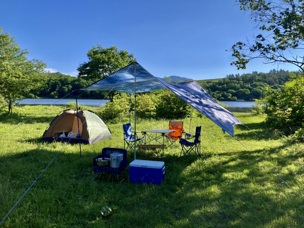 バラキ高原キャンプ場で今回キャンプした湖畔が目の前のキャンプ場所