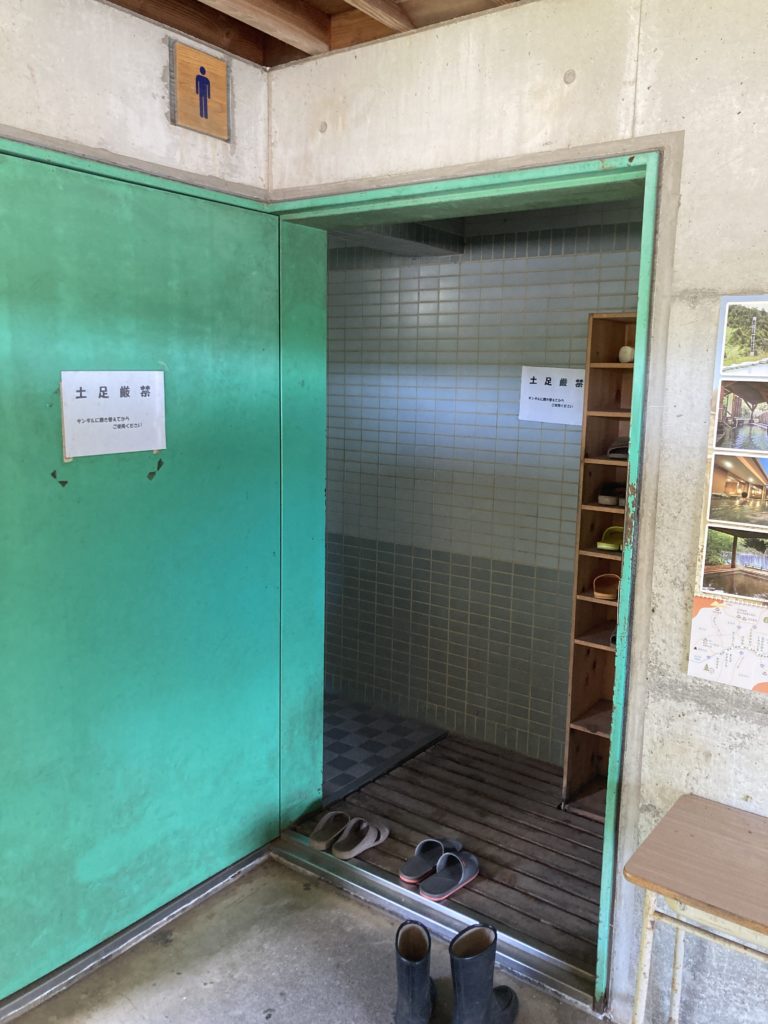 バラキ高原キャンプ場のトイレ棟のトイレ入口はスリッパ履き替え
