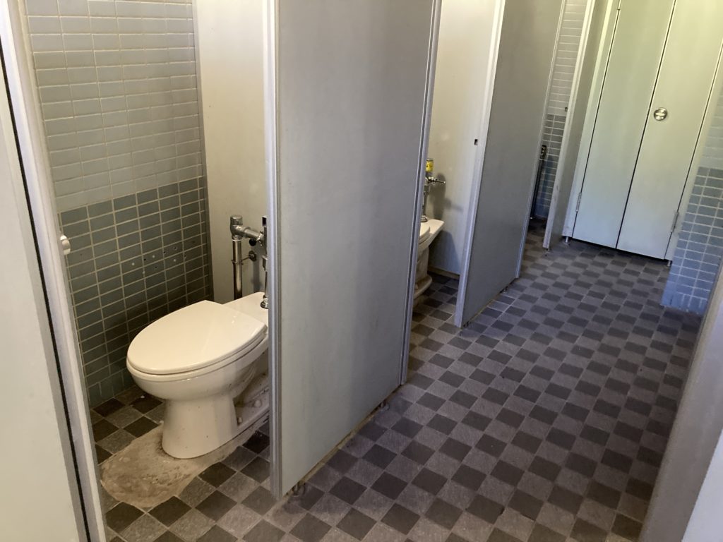 バラキ高原キャンプ場のトイレの便座（和式×３，洋式×３でウオシュレットは無い）