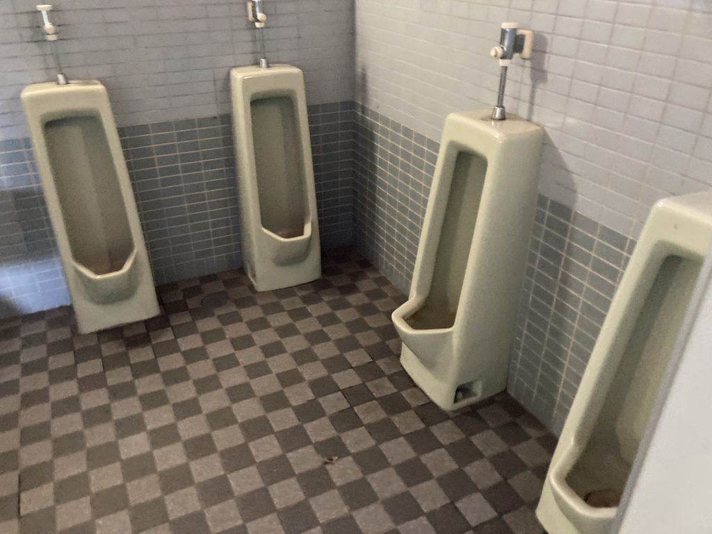 バラキ高原キャンプ場のトイレ棟の男子トイレ