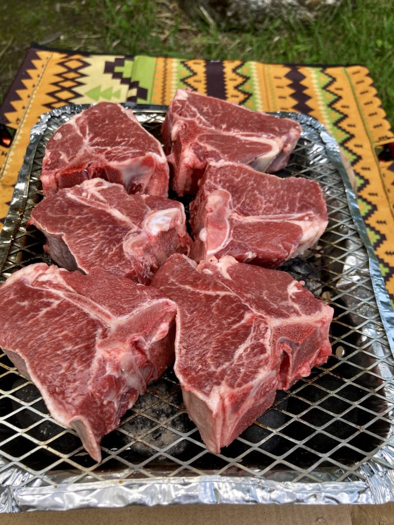 コストコの羊肉のTボーン部分の肉（分厚い）キャンプで食べる