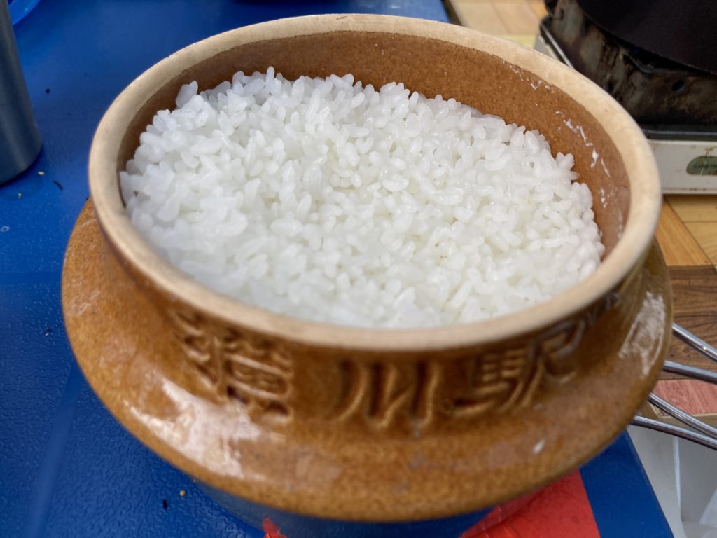 米を釜で炊く