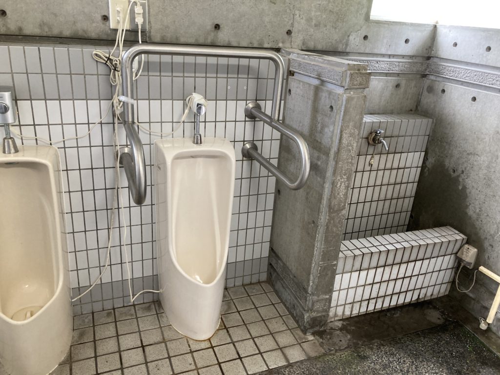 榛名湖畔の宿 記念公園 駐車場の男子トイレと洗面