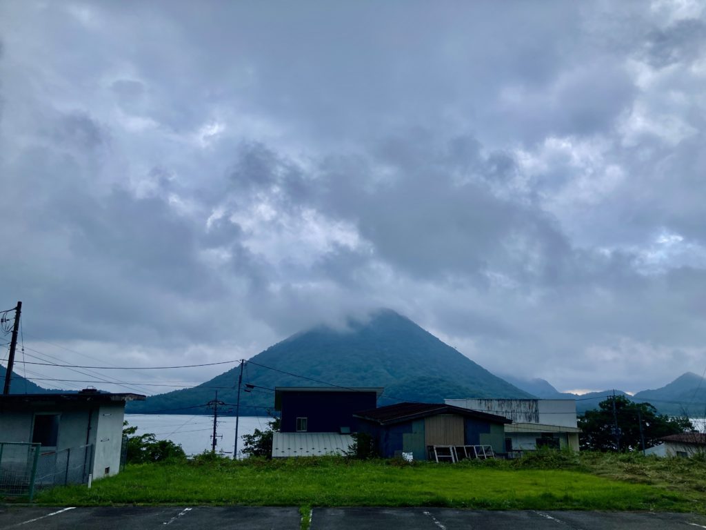 榛名湖畔「榛名湖畔の宿 記念公園 駐車場」からの夕方の榛名富士