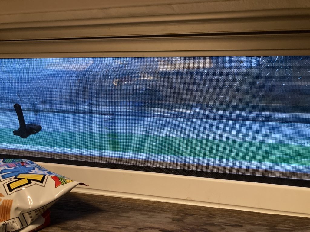軽キャンピングトレーラーの幌馬車くんの室内の窓