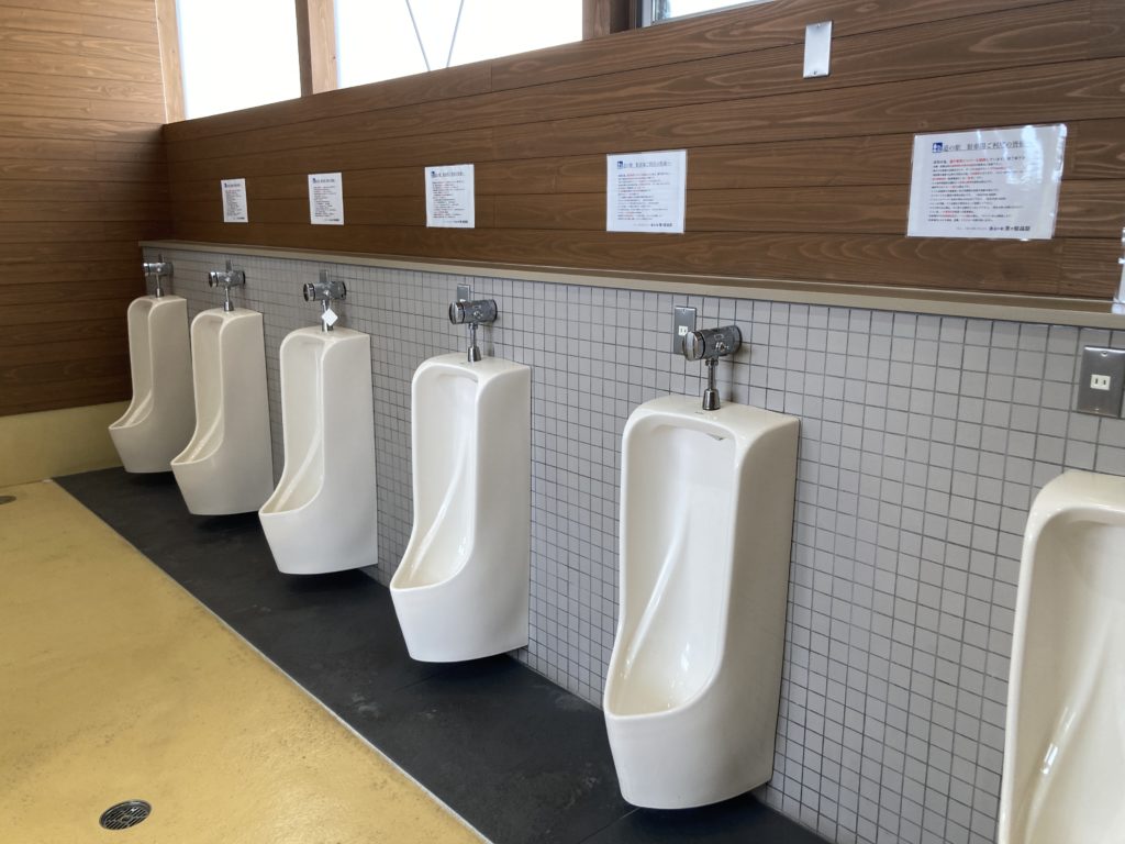 道の駅「美ヶ原高原」の24時間使えるトイレの男子トイレ
