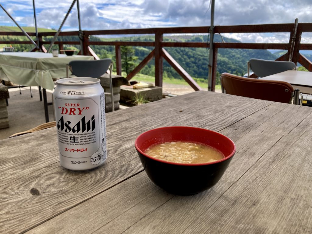 美ヶ原高原の山本小屋にあるお土産屋＋休憩所できのこ汁と缶ビール